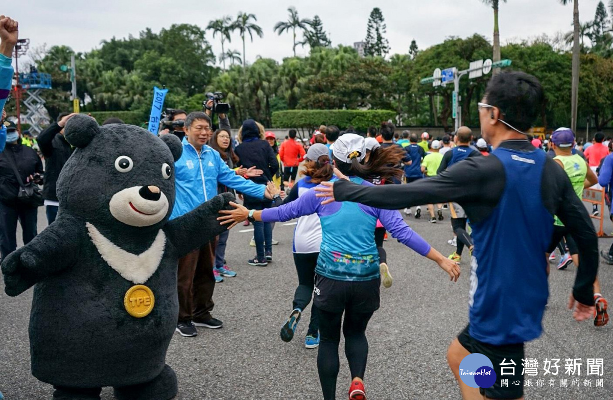 2017台北馬拉松登場,柯文哲與熊讚一早特地為跑者加油打氣。