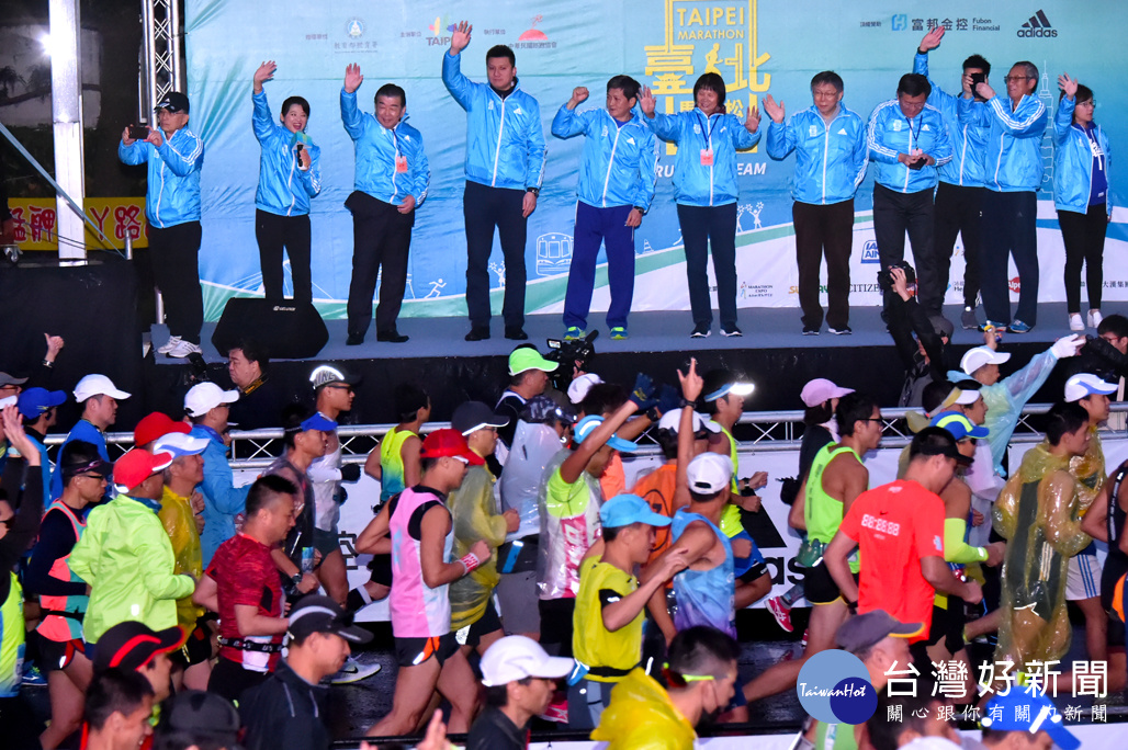 17日清晨頂著12度低溫，約2.7萬來自國內外各地的跑者，聚集在台北市市民廣場前，其中高達51個國家，3200名外籍選手參與這場盛事。（圖／台北市政府）