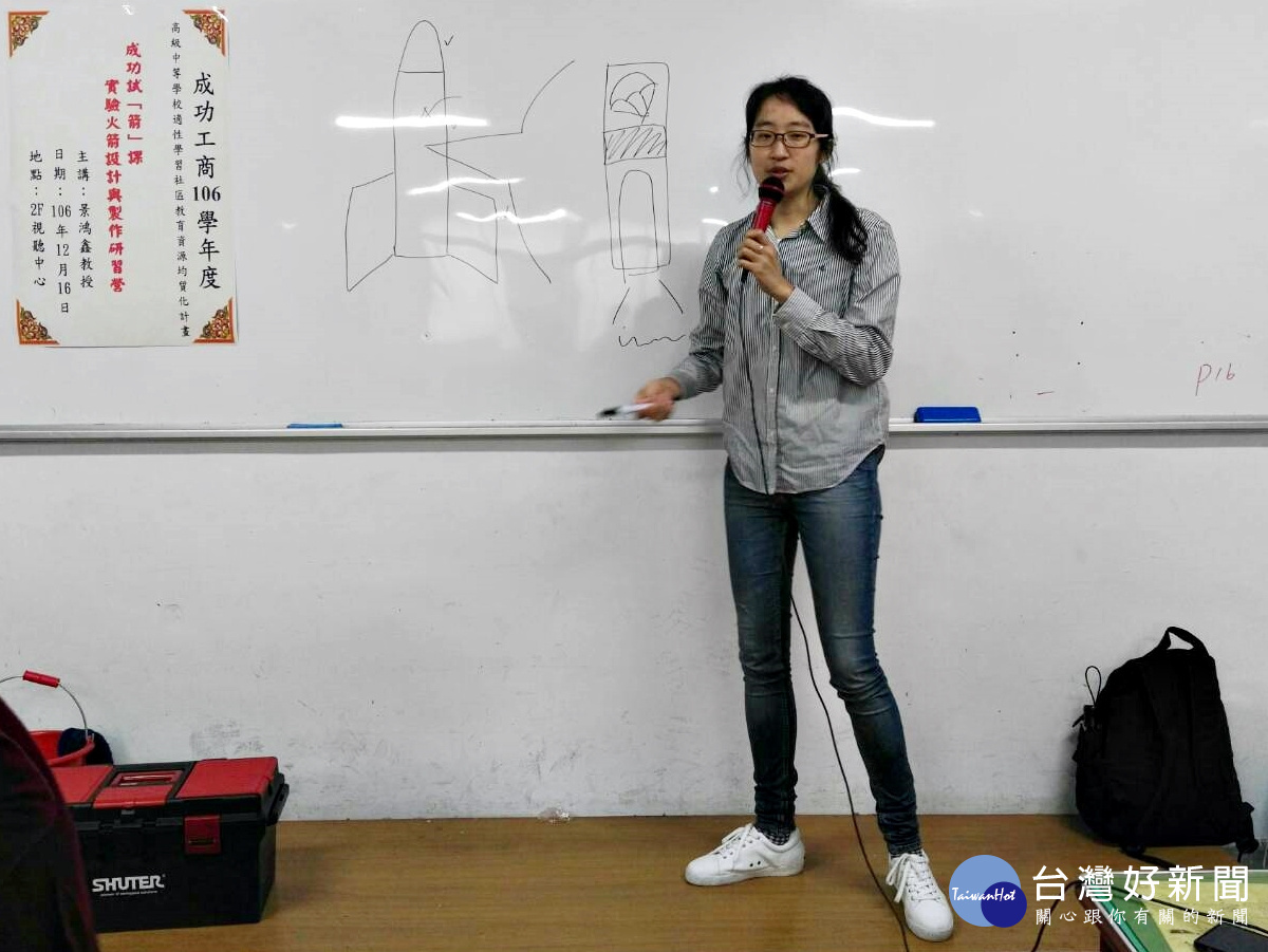 成大講師團指導學員們進行火箭實體製作,經過將近5個小時的努力,63名學員悉數完成自己的作品