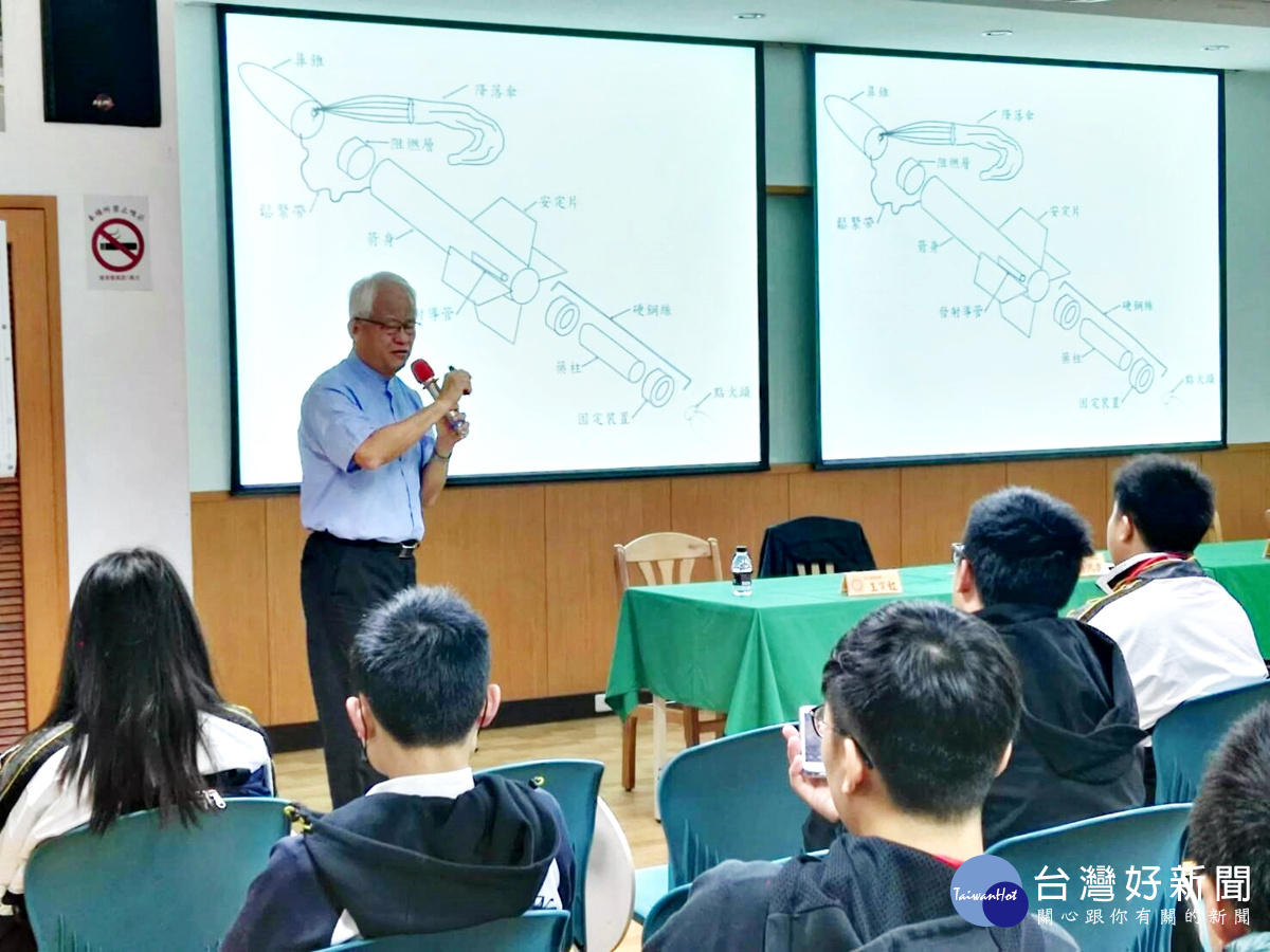 成功大學航太系景鴻鑫教授在課堂上進行火箭理論課程概述