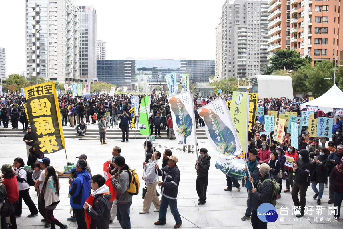 反空污大遊行 民眾高喊要藍天、先減媒再換照