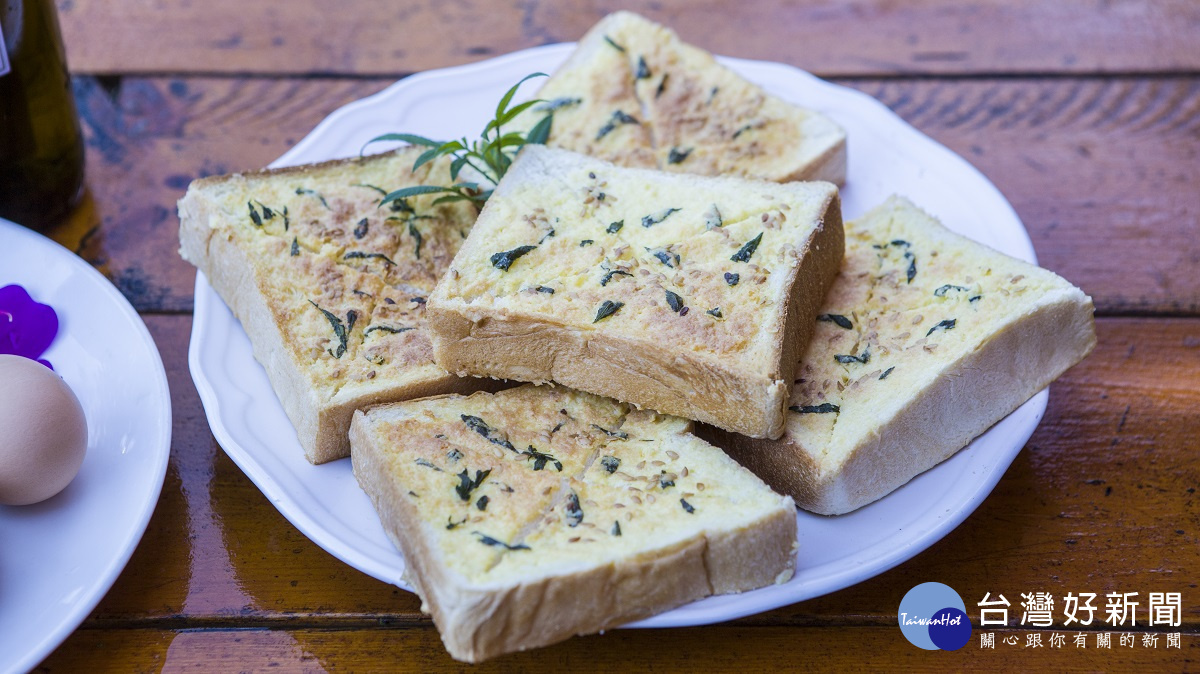 古坑華山幸福咖啡檜木屋的陽光早餐有香草陪伴。