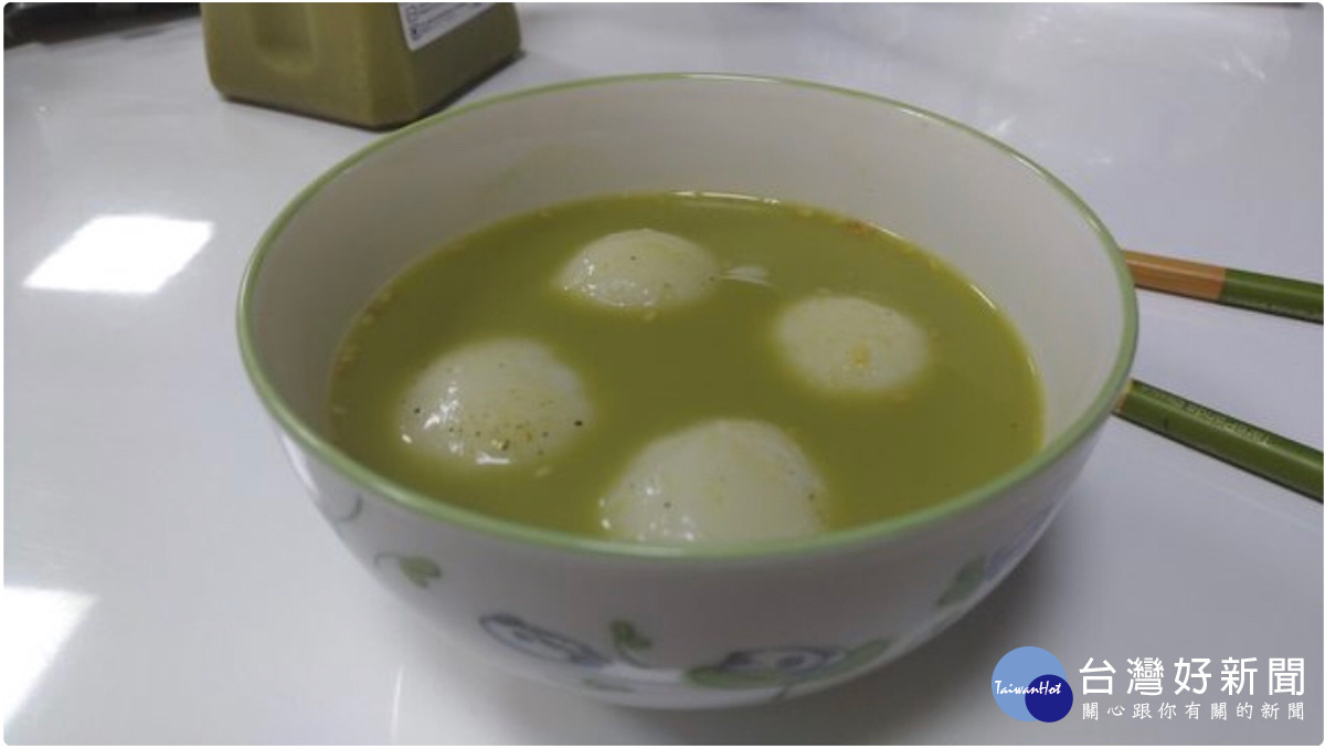 有別於傳統的湯圓吃法，網友們大推抹茶飲當湯底的新吃法。（圖／截自PTT）