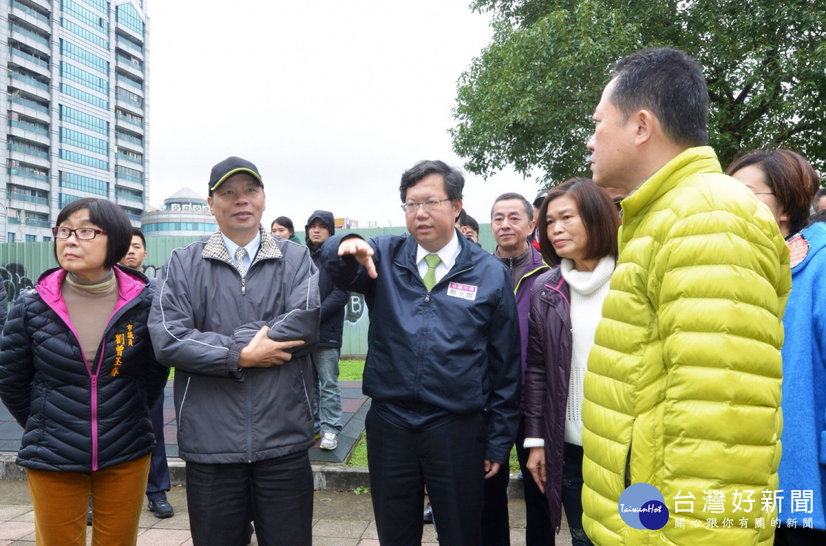 桃園市長鄭文燦前往中壢區,視察新街國小後方廣場用地。