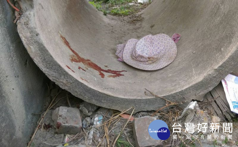 婦人騎車翻落番溝里產業道路水溝內，留下斑斑血跡，路人怵目驚心。（記者陳昭宗拍攝）