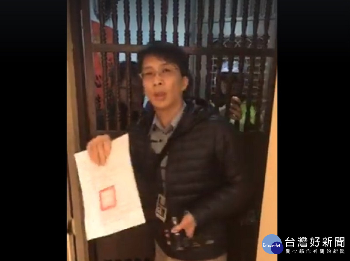 調查人員與警方請來鎖匠開門,才進入王炳忠家中。(圖/翻攝王炳忠臉書直播)