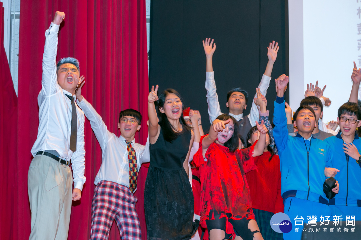 大華中學一年一度聖誕主題活動--英文戲劇比賽，從劇本編寫、舞台表演、學生親手製作。