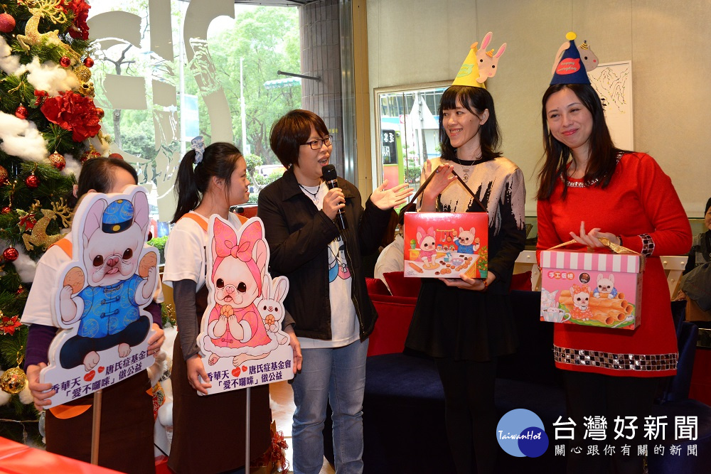 藝術家賴雅琦(右二)為「愛不囉嗦」公益活動,設計商品禮盒,將唐寶寶用心製作餅乾的特色,生動描繪出來。