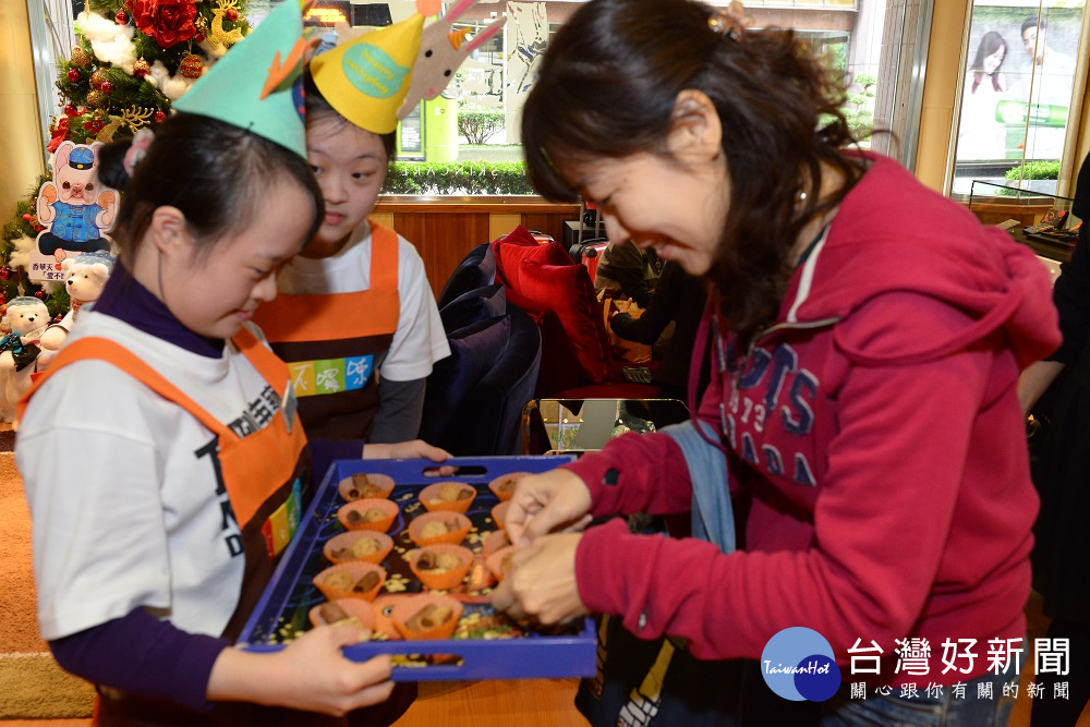 「寶寶用心,貴賓開心」,小店員細心將「愛不囉嗦」禮盒餅乾,招待貴賓試吃。