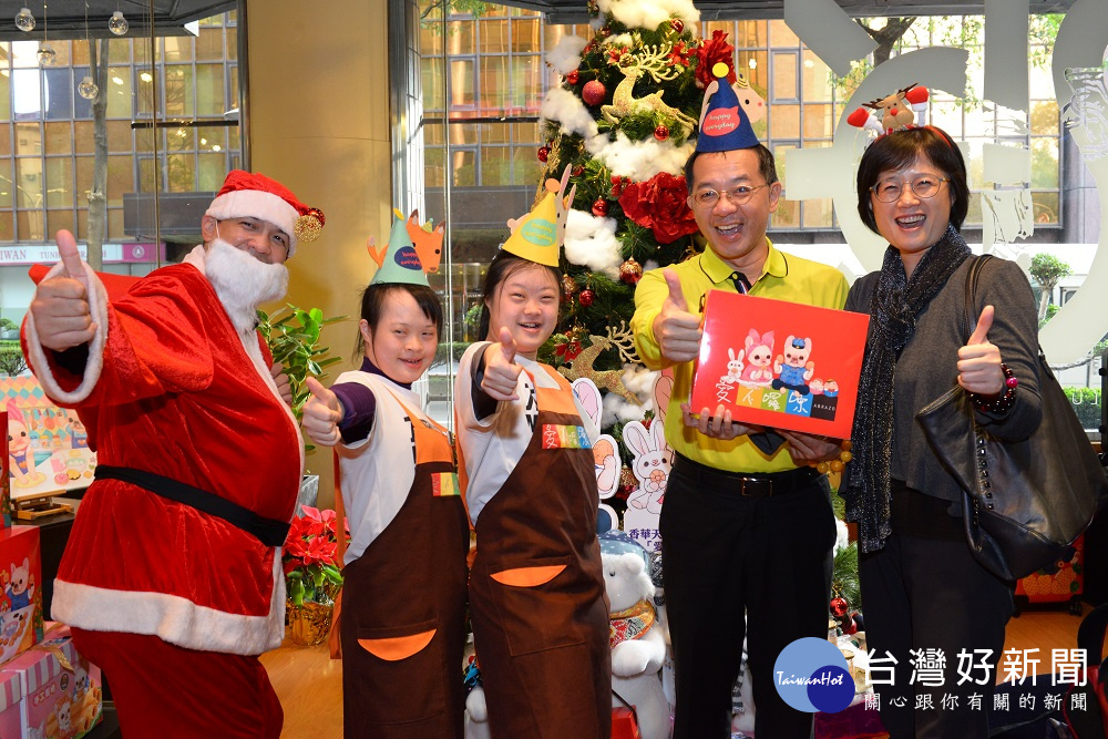 感謝大家大力支持愛不囉嗦公益禮盒活動，還有聖誕老公公蒞臨香華天門市和大家歡度美好有意義的時光。