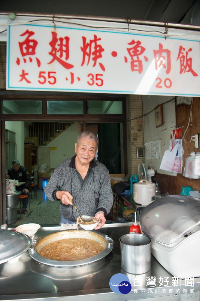 銅板美食~嘉賓老牌魚翅羹