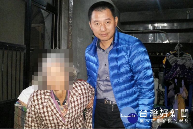 王安順休假仍不忘為民服務,讓家屬對警方認真積極的態度倍感溫馨。(記者陳昭宗拍攝)