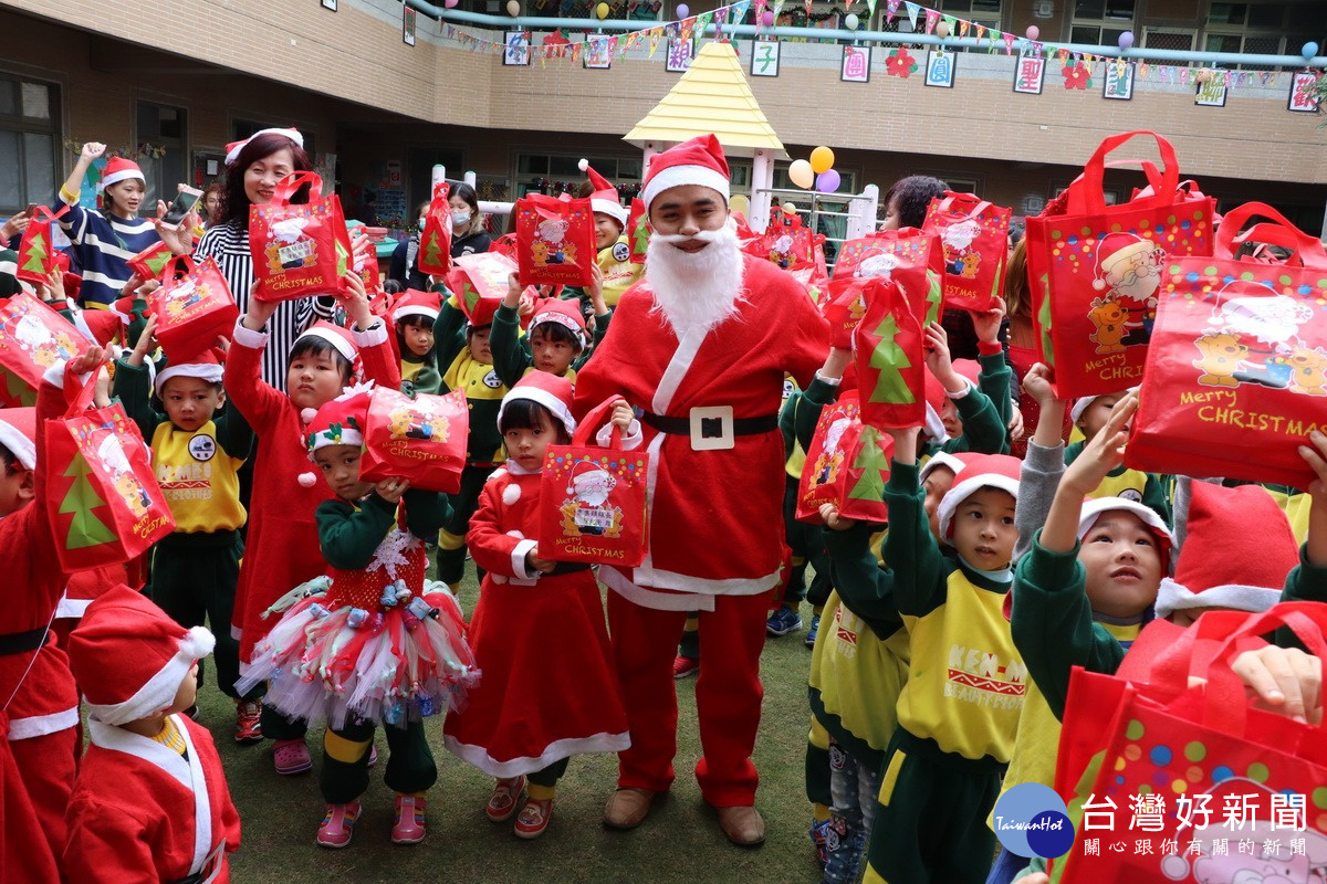 鎮長陳紀衡扮成聖誕老公公，發送禮物給每位學童。