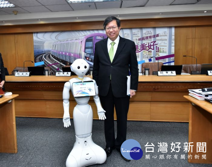 桃園市長鄭文燦,介紹新的市府員工─智慧機器人Pepper。