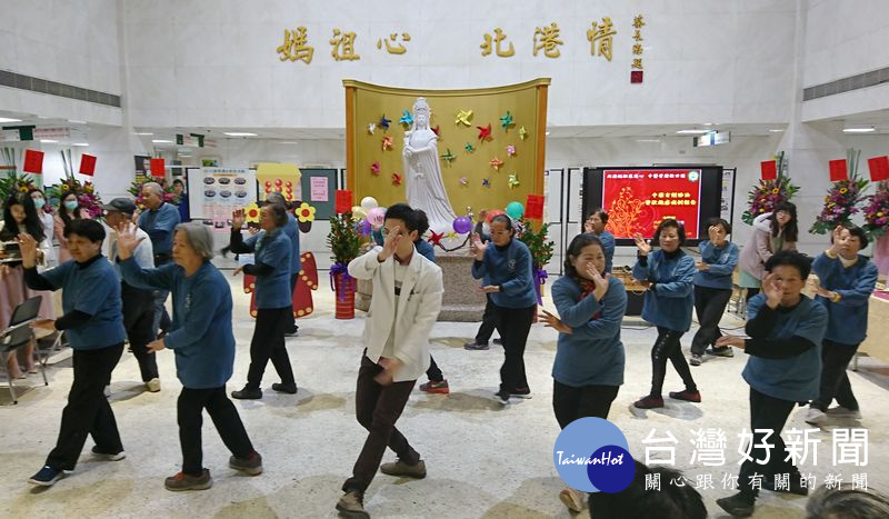 由北港媽祖中醫部專科醫師帶領社區媽媽進行太極拳表演，為中醫週揭開序幕。（記者陳昭宗拍攝）