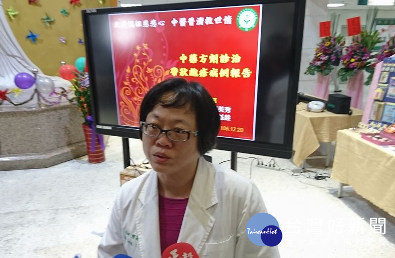 中醫部內科主任賴英秀介紹一名患有多種慢性病、帶狀性皰疹的老先生,透過中西醫合療成效與鄉親分享。(記者陳昭宗拍攝)