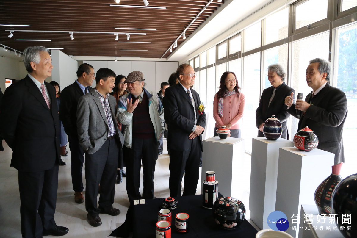「彩陶藝術-黃光男個展」於南華大學中道樓登場,創作融合中西方文化且富含人生哲理
