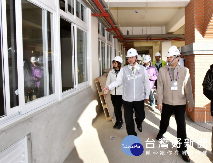 鄭市長表示,全力支持茄苳國小的發展,請學校同時進行內裝設計。