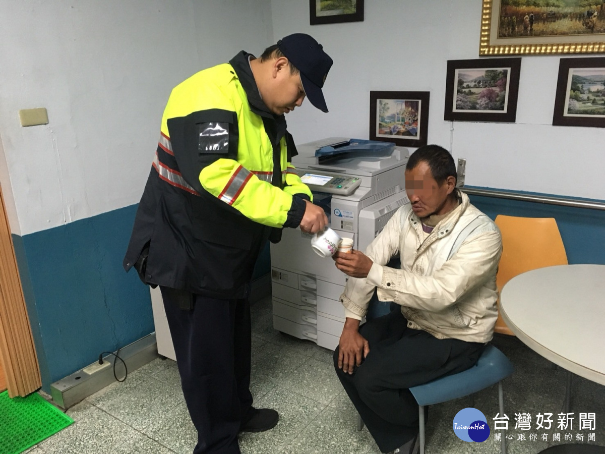 員警開車將該民載返派出所安置,張羅薑湯及餅乾等物,譲民眾身體能立即回溫及止飢。