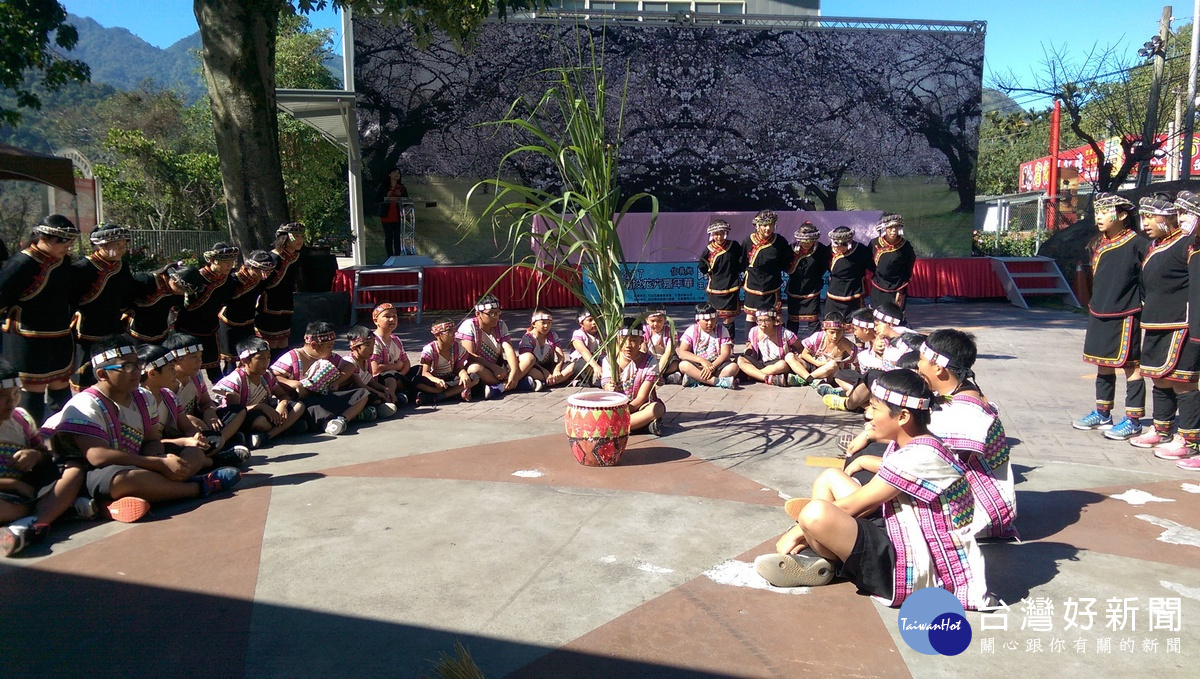 踏雪尋梅活動記者會，由新鄉國小學童表演慶豐收來迎接梅子將盛開。〈記者吳素珍攝〉