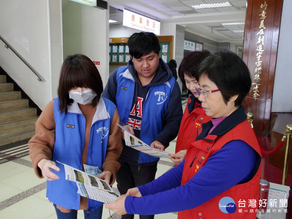 為大力宣導新移民水土保持觀念,桃園市政府水務局全國首創製作水土保持宣導外語摺頁。
