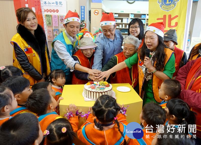幼兒園的小天使們與華山基金會服務的獨老一起慶生切蛋糕,歡度聖誕佳節,祝福長輩們身體健康。(記者陳昭宗拍攝)