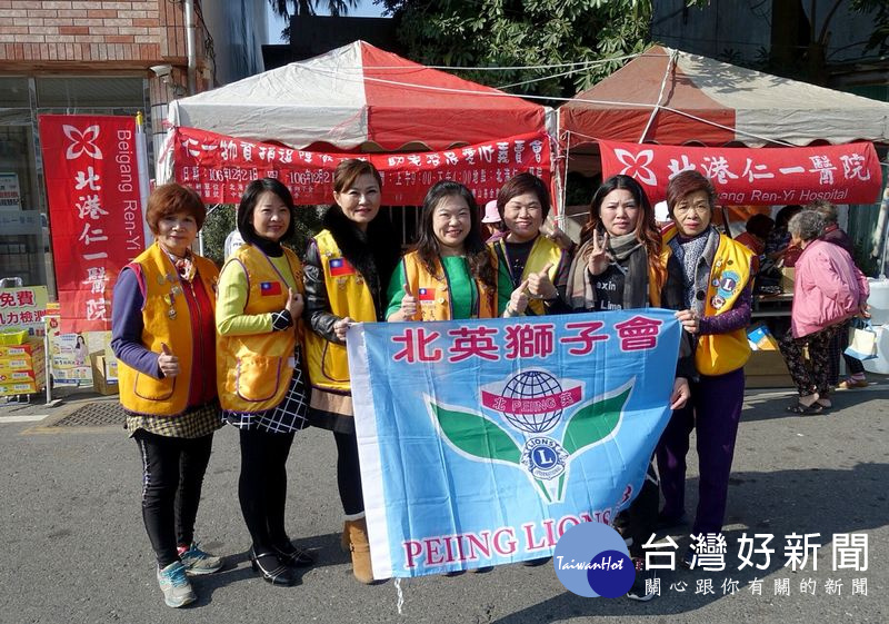 北港仁一醫院結合北英獅子會及中華陽光推展關懷協會舉辦愛心義賣,義賣所得全數捐給華山基金會服務長輩。(記者陳昭宗拍攝)