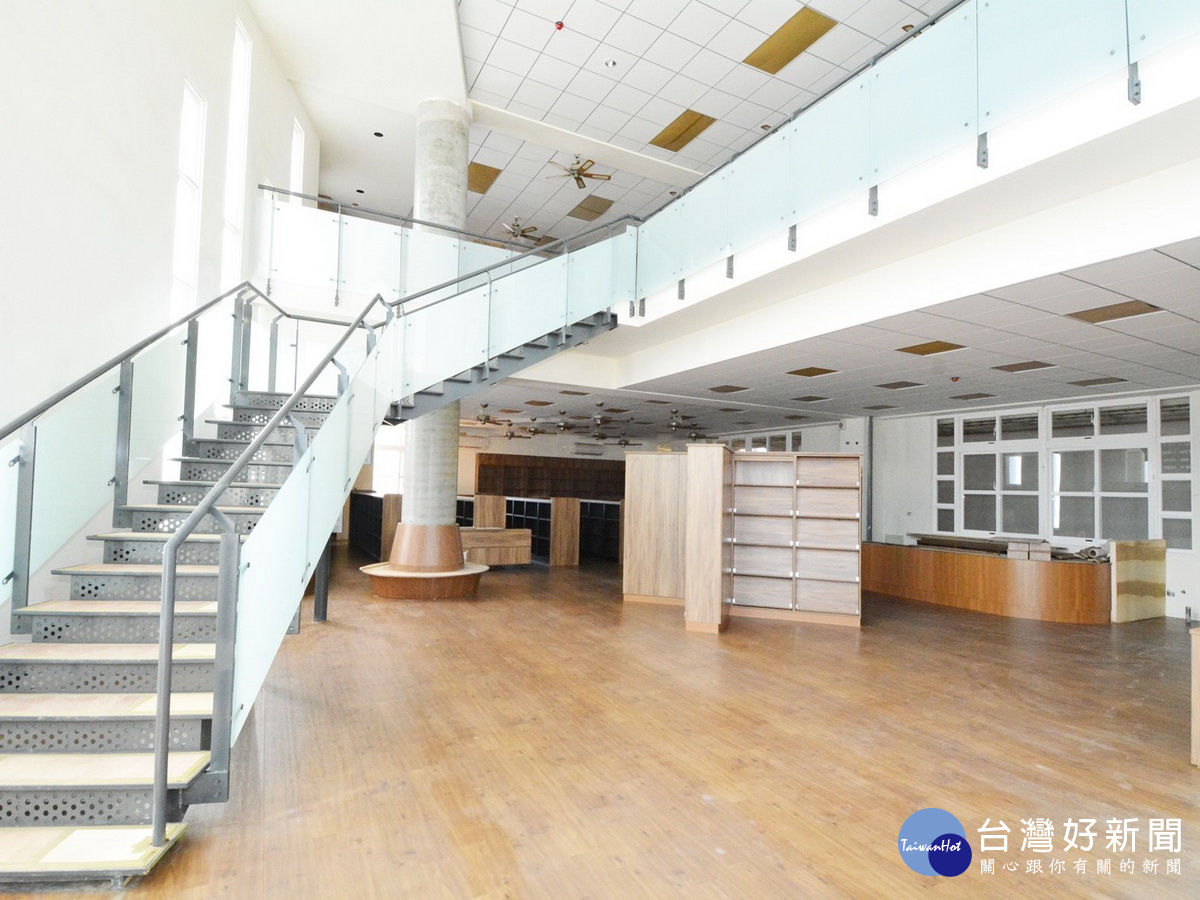 遷校興建的大園國中,連結航空城意象採取航廈造型設計。