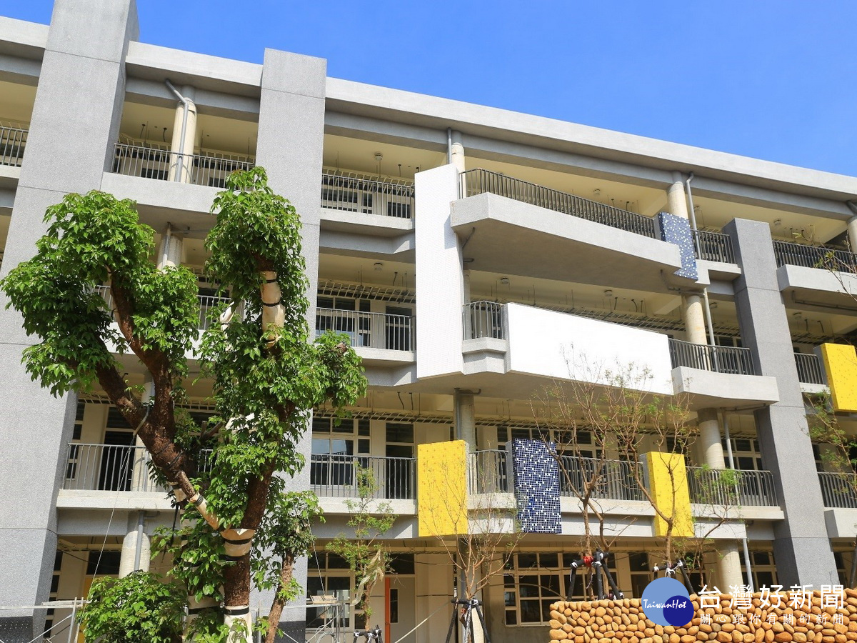 遷校興建的大園國中,連結航空城意象採取航廈造型設計。