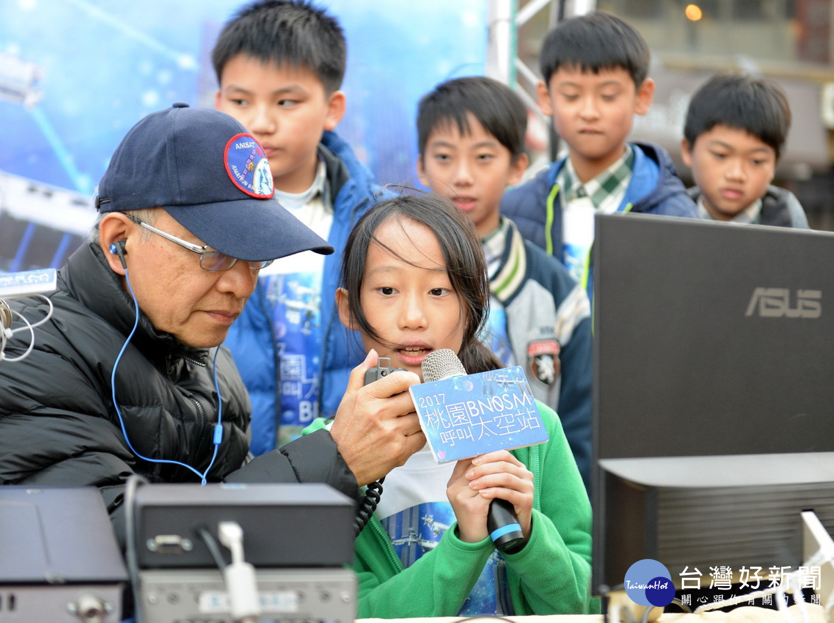 「2017桃園呼叫太空站」活動中，西門國小同學以英文和太空人進行對話。
