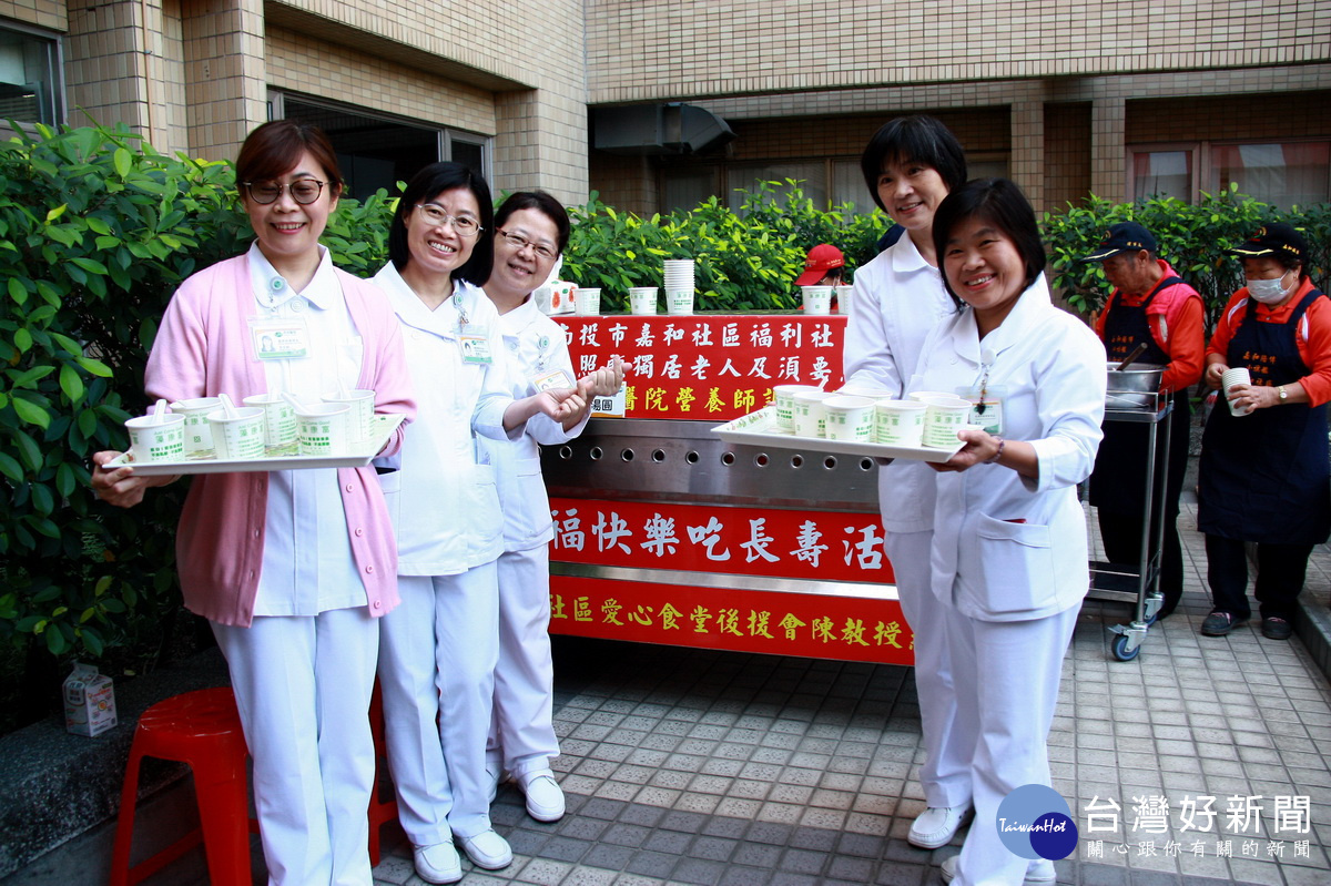 南投醫院請民眾分享冬至吃湯圓的溫馨。(記者扶小萍攝)