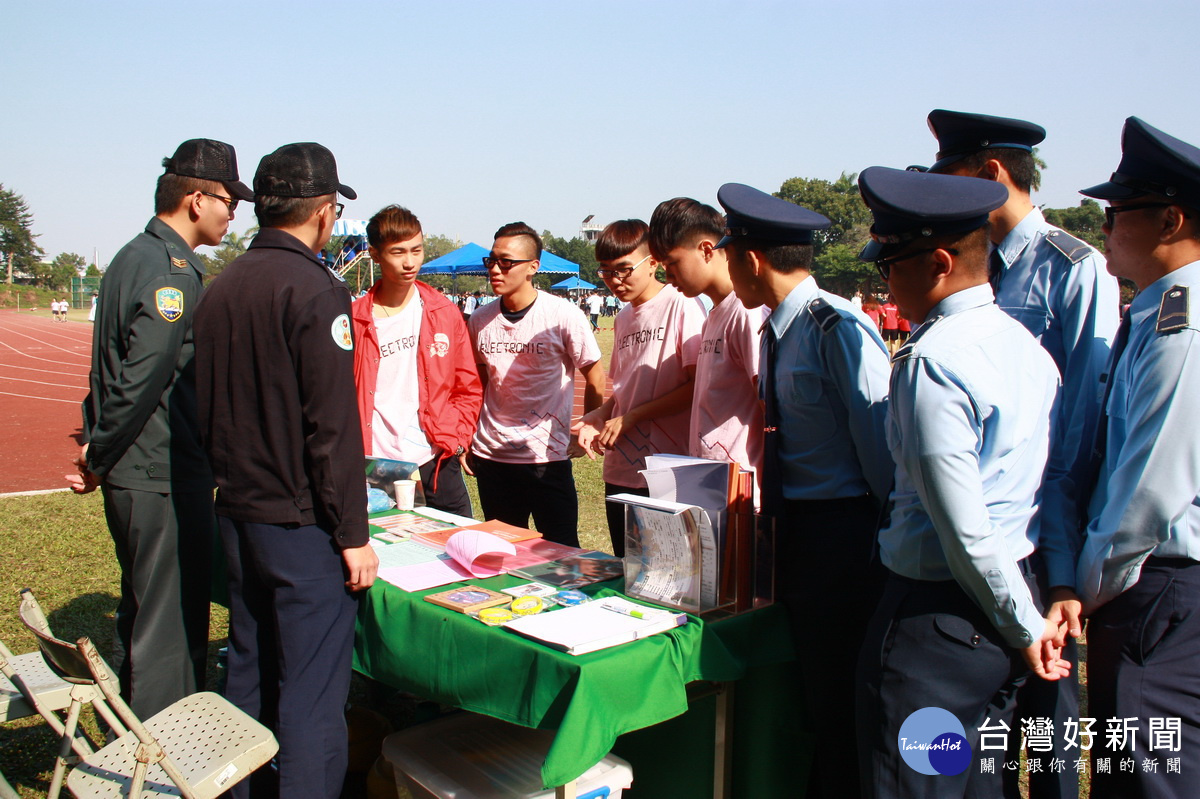 國軍人才招募中心南投站服務熱誠。（記者扶小萍攝）