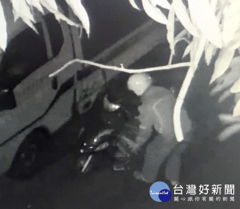 男子從小貨車竊取電線後,放置於自己騎乘的機車腳踏板迅速離去。(記者陳昭宗拍攝)
