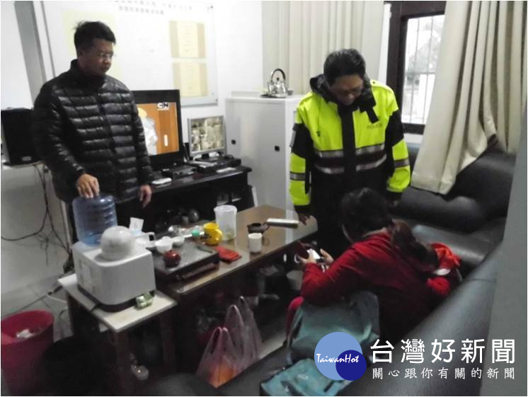 大園警方找到陳姓婦人,將她帶返所安撫情緒,一番苦勸之下,總算讓陳婦打消了輕生的念頭。
