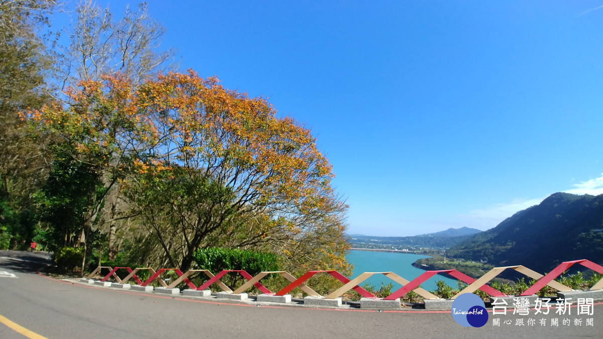 石門水庫為北臺灣賞楓最熱門景點。