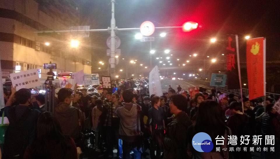 抗議民眾與警方大打游擊戰，忠孝橋交通一度遭癱瘓。