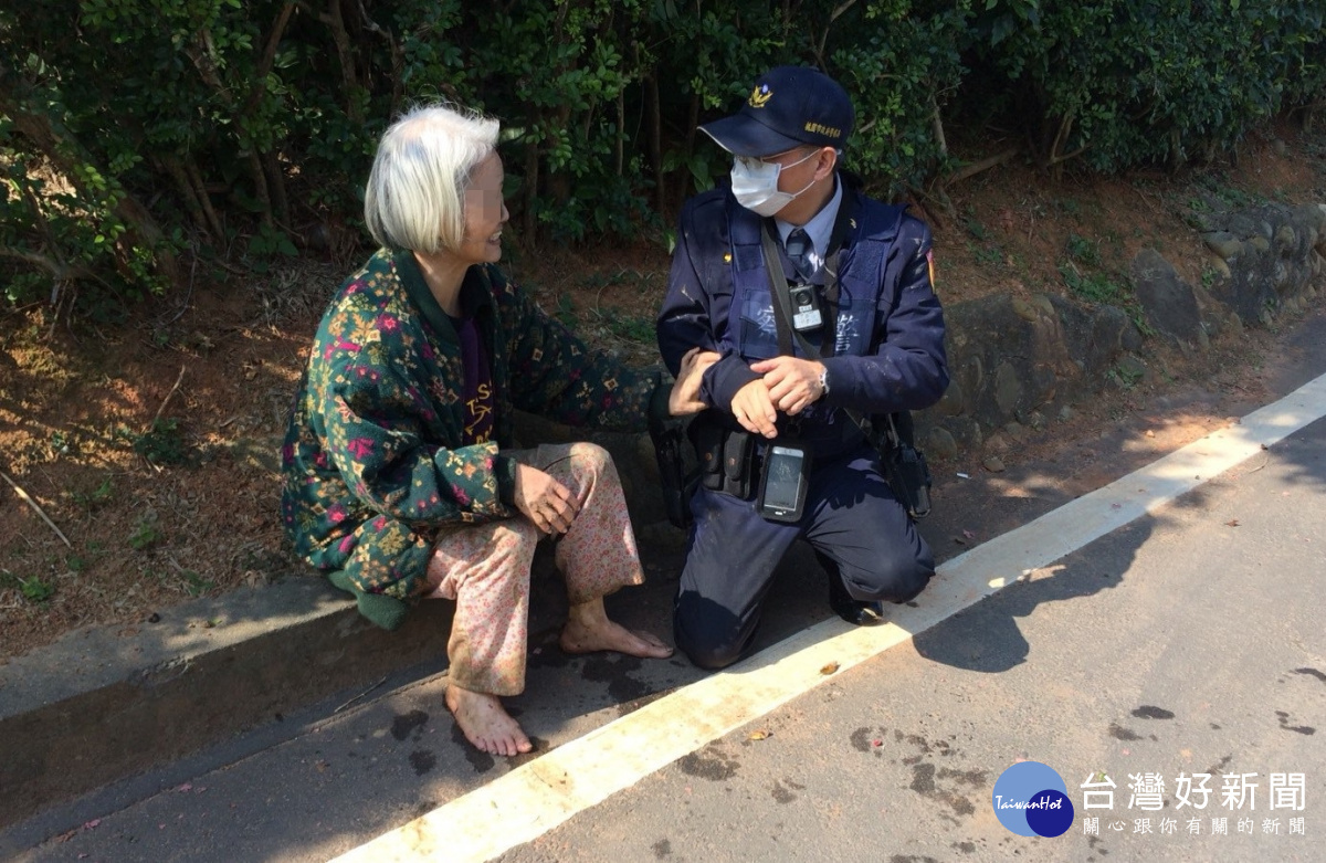 家屬對員警奮不顧身,跳下營救老婦脫困,非常感謝。