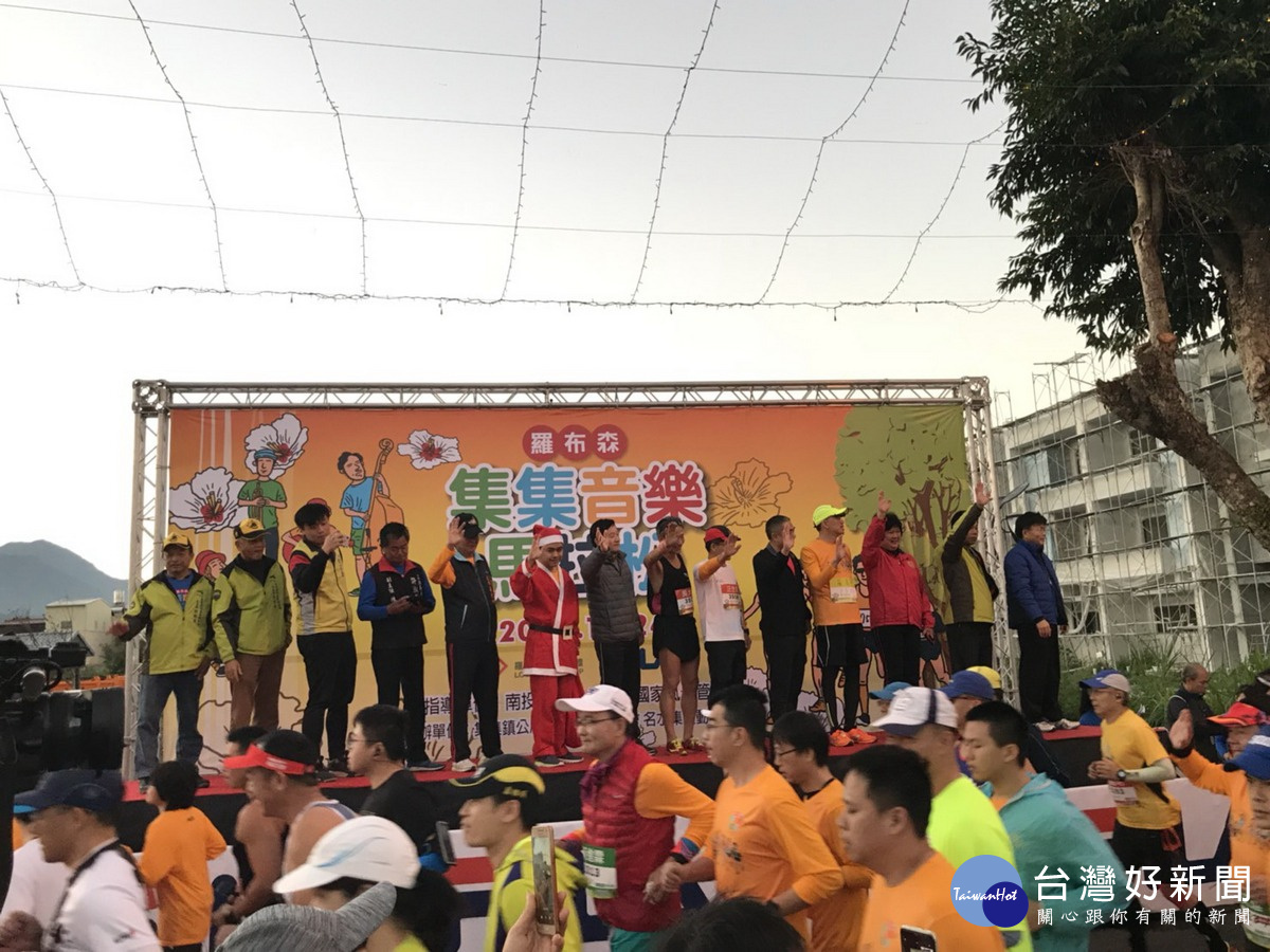集集鎮長陳紀衡裝扮成聖誕老人參賽,與跑者一同漫步在充滿音樂的賽道上。