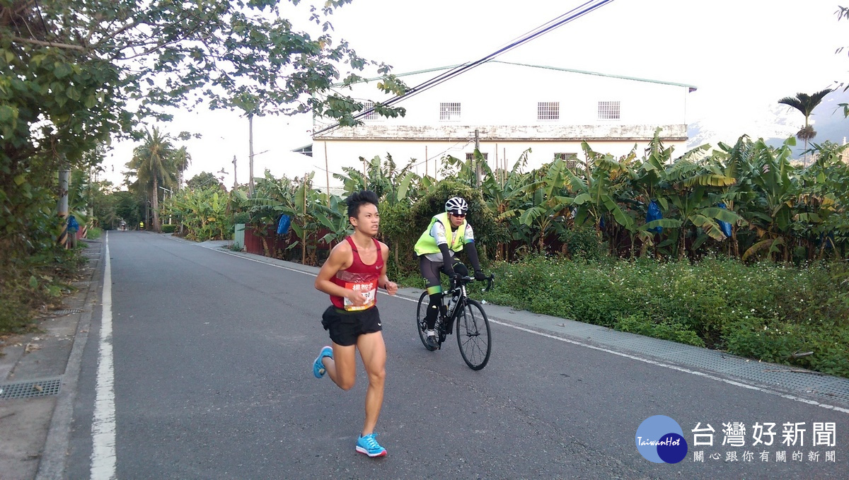 參與集集音樂馬拉松的選手，在投 131縣道水里鄉玉峰村的道路上奔馳。〈記者吳素珍攝〉。