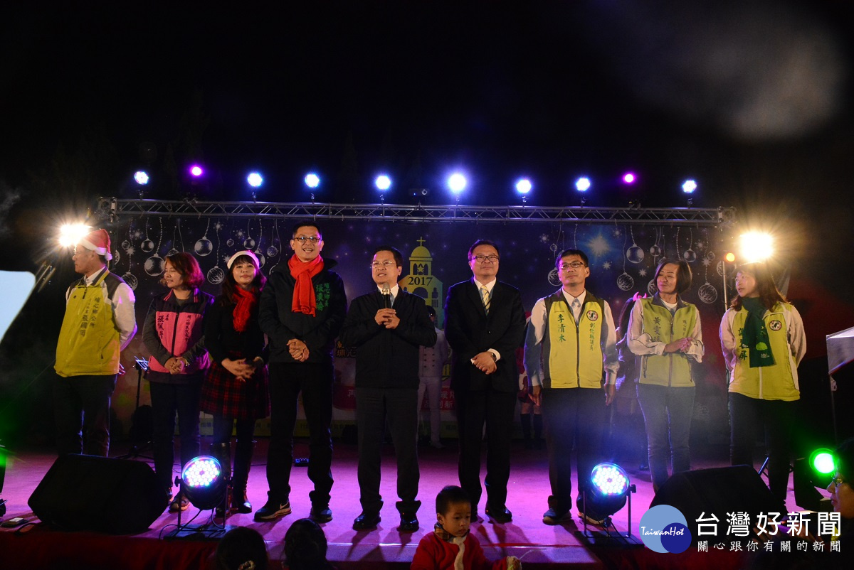 羅厝天主堂光雕秀,縣長魏明谷蒞臨致詞\,與現場民眾一起度過浪漫的平安夜。