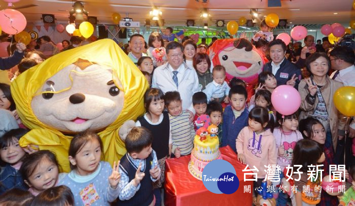 桃園市長鄭文燦前往桃園市兒童美術館,出席「ㄚ桃園哥2歲生日PARTY」。