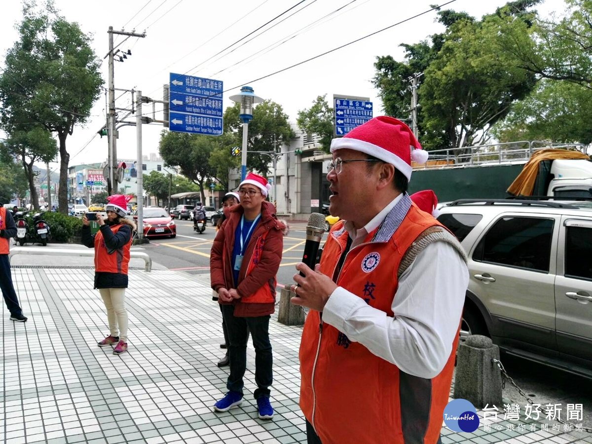 成功工商學生巧扮聖誕老人沿路發糖果民眾商家驚喜,行前校長鄒紹騰精神講話
