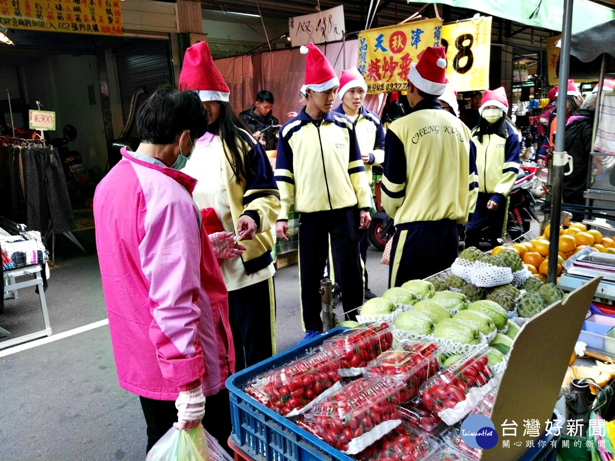 成功工商學生巧扮聖誕老人沿路發糖果民眾商家驚喜,在龜山菜市場發送糖果給攤商及顧客