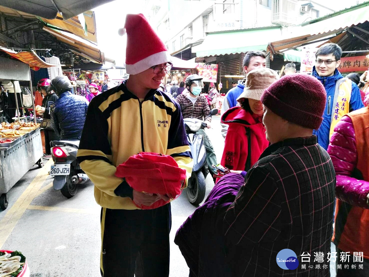 成功工商學生巧扮聖誕老人沿路發糖果民眾商家驚喜,在龜山菜市場發送糖果給攤商及顧客