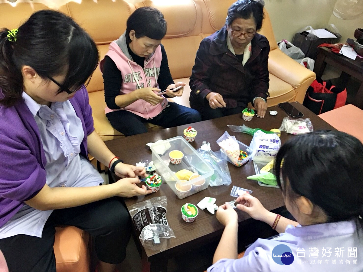 桃園醫院DIY杯子蛋糕 愛心滿滿送病患祝福康復