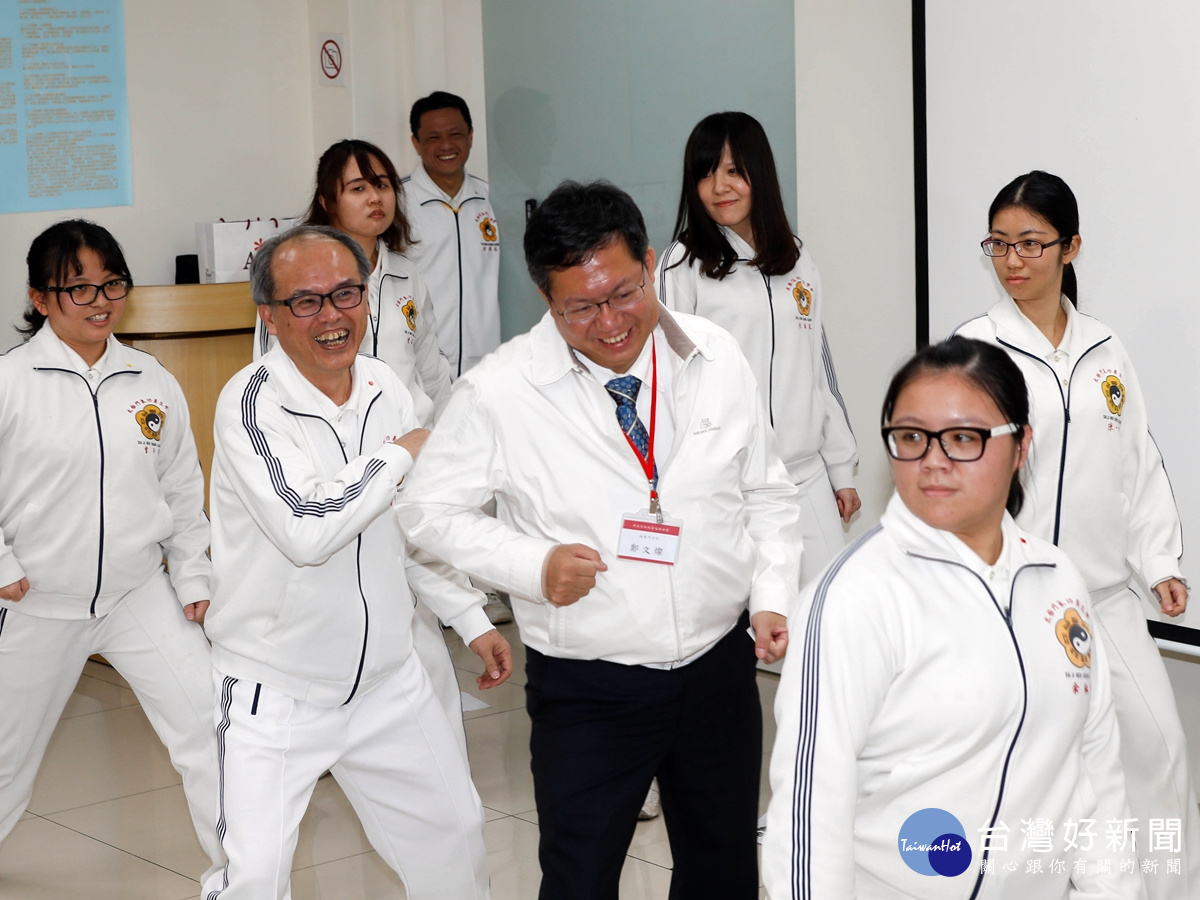 桃園市長鄭文燦(右二)上台與年輕人跳「抖肩舞」,抖掉違法稅單及不公不義的稅制