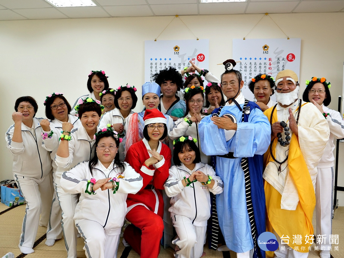 平安夜裡,聖誕老公公、少林住持、丐幫幫主、武當派、峨嵋派各路英豪相聚,面對不好的世局,大家要更加團結,讓社會更好