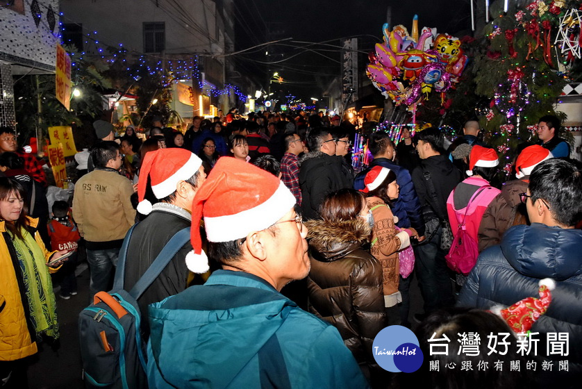 羅娜聖誕晚會熱鬧點燈，平安夜熱鬧滾滾。