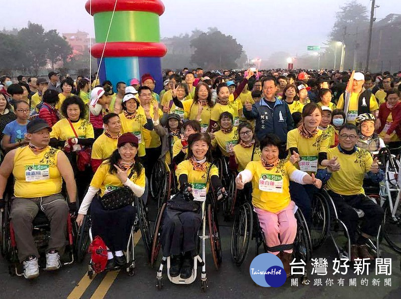 中華民國輪椅體育運動舞蹈協會理事長蔡秀慧與總幹事鐘裘玟等,帶領身障朋友一同參與馬拉松賽事。(記者陳昭宗拍攝)