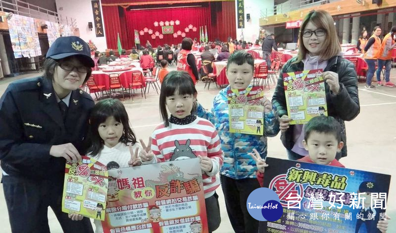 北港警方宣導交安觀念、防制酒駕、婦幼安全等,建立民眾「犯罪預防由我做起」之觀念,使鄉親都可作為治安的守護神。(記者陳昭宗拍攝)